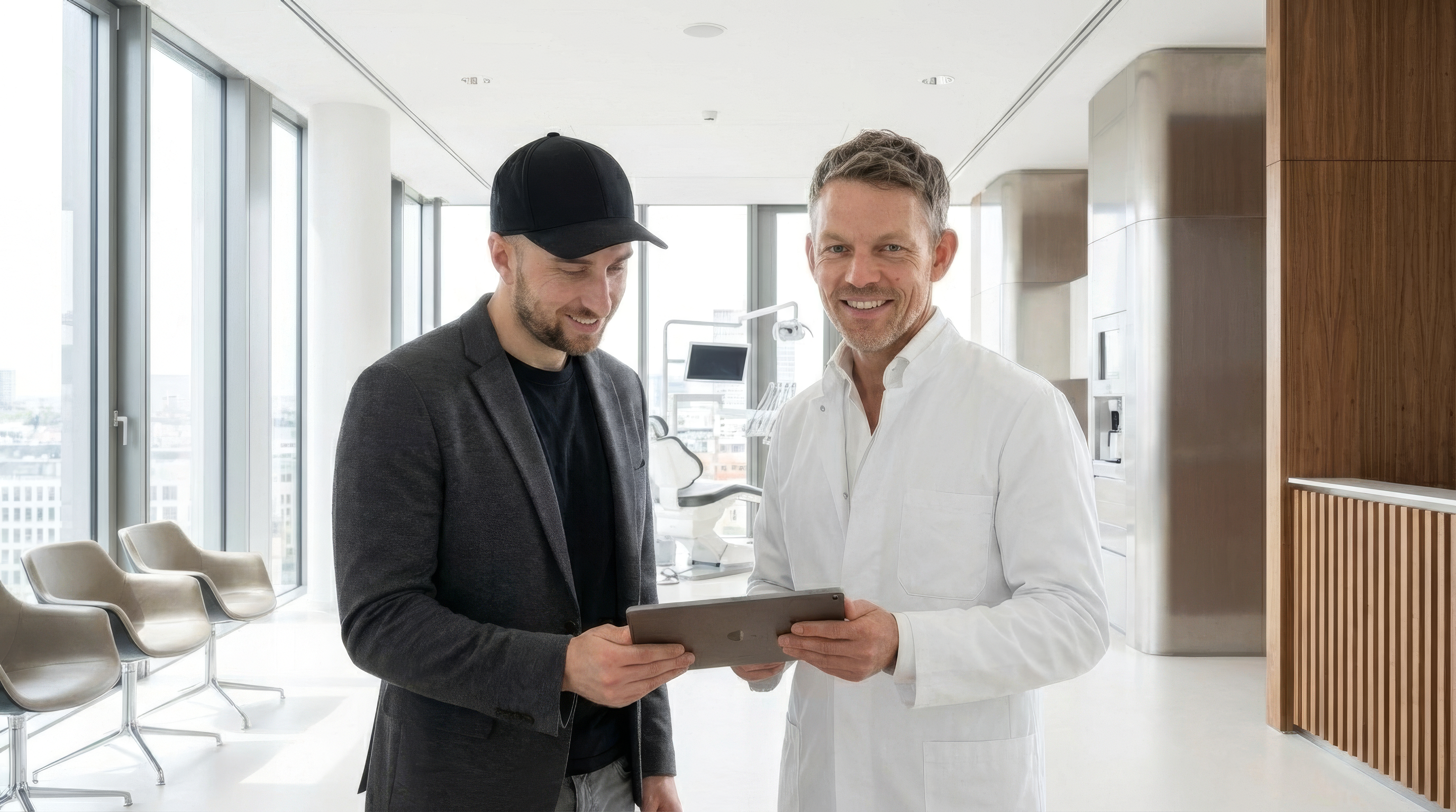 Lukas Kuth im Gespräch mit einem Arzt